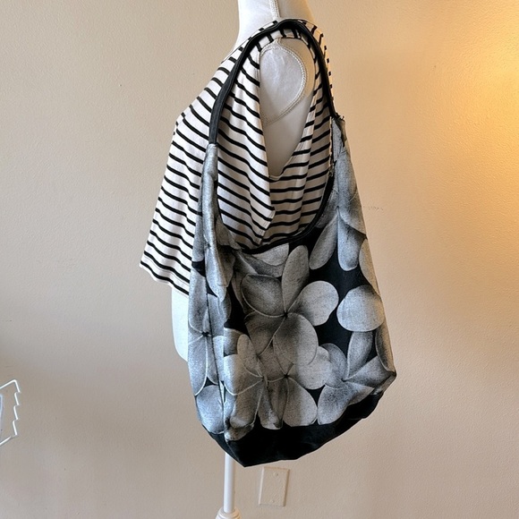 Hawaiian Island Impressions Plumeria Hobo Bag Black and White - Picture 2 of 6